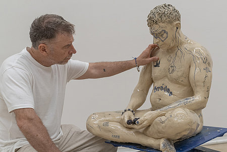 Paweł Althamer mit seiner Plastik MAMA III, 2016