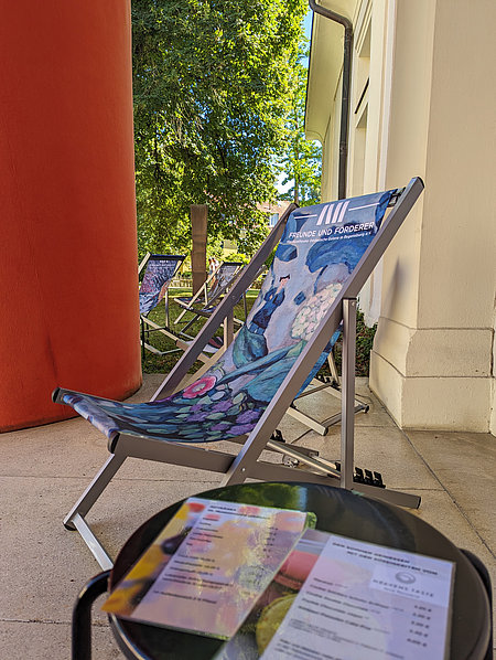 Kunst-Liegestühle vor dem Kunstforum Ostdeutsche Galerie