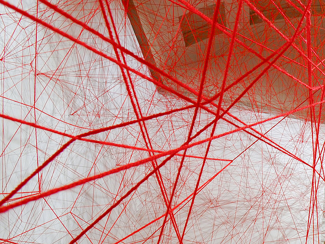Installation mit rotem Faden von Susanne Hanus