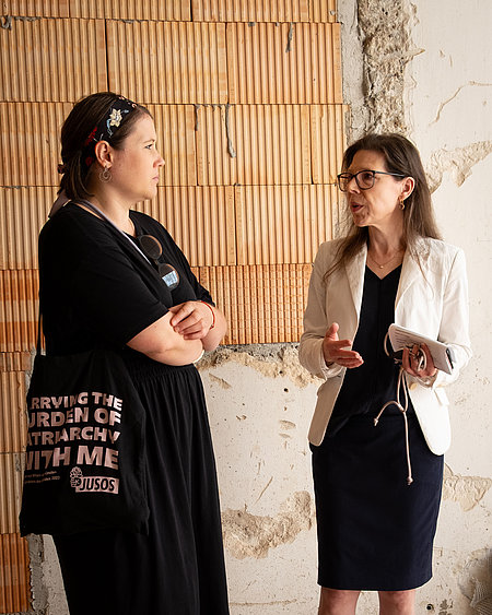 Dr. Carolin Wagner, MdB und Dr. Agnes Tieze, Direktorin Kunstforum Ostdeutsche Galerie